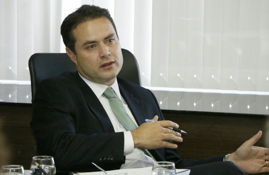 A Federação do Comércio de Bens, Serviços e Turismo do Estado de Alagoas (Fecomércio-AL) solicitou, no início do mês, numa tentativa de amenizar a crise econômica, a antecipação do 13º salários dos servidores públicos, mas o estado não dispõe dos recursos necessários, segundo o governador Renan Filho (PMDB); de acordo com ele, a folha é de aproximadamente R$ 250 milhões, montante que hoje o chefe do Executivo garante não ter condições de reunir antes do prazo legal para pagamento (Foto: Voney Malta) A Federação do Comércio de Bens, Serviços e Turismo do Estado de Alagoas (Fecomércio-AL) solicitou, no início do mês, numa tentativa de amenizar a crise econômica, a antecipação do 13º salários dos servidores públicos, mas o estado não dispõe dos recursos necessários, segundo o governador Renan Filho (PMDB); de acordo com ele, a folha é de aproximadamente R$ 250 milhões, montante que hoje o chefe do Executivo garante não ter condições de reunir antes do prazo legal para pagamento