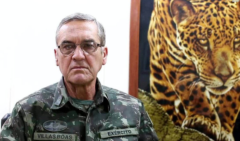 General Eduardo Villas Bôas, comandante do Exército Brasileiro, classificou como "lamentável" o clamor por intervenção militar de manifestantes que pedem a saída da presidente Dilma Rousseff; "Eu acho lamentável que, num país democrático como o Brasil, as pessoas só encontrem nas Forças Armadas uma possibilidade de solução da crise", declarou o general, durante simpósio jurídico em Manaus nesta sexta-feira, 18; para ele, a atual crise é de natureza política, econômica e ética; "Os três aspectos se interrelacionam e, em consequência, é uma crise para ser solucionada dentro desses ambientes, principalmente o ambiente político e jurídico" (Foto: Aquiles Lins) General Eduardo Villas Bôas, comandante do Exército Brasileiro, classificou como "lamentável" o clamor por intervenção militar de manifestantes que pedem a saída da presidente Dilma Rousseff; "Eu acho lamentável que, num país democrático como o Brasil, as pessoas só encontrem nas Forças Armadas uma possibilidade de solução da crise", declarou o general, durante simpósio jurídico em Manaus nesta sexta-feira, 18; para ele, a atual crise é de natureza política, econômica e ética; "Os três aspectos se interrelacionam e, em consequência, é uma crise para ser solucionada dentro desses ambientes, principalmente o ambiente político e jurídico"