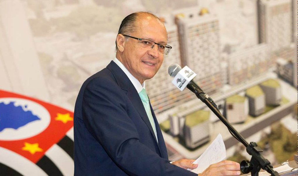 O governador Geraldo Alckmin (PSDB) afirmou que o PT "jogou o país no abismo" e que o "Brasil precisa mais do que nunca virar essa triste página de sua história"; em vídeo divulgado nas redes sociais no início da noite desta quinta-feira (17), o governador paulista disse que "a intolerância e a incitação à violência não são marcas do povo brasileiro, mas sim desse grupo que jogou país no abismo" (Foto: Valter Lima) O governador Geraldo Alckmin (PSDB) afirmou que o PT "jogou o país no abismo" e que o "Brasil precisa mais do que nunca virar essa triste página de sua história"; em vídeo divulgado nas redes sociais no início da noite desta quinta-feira (17), o governador paulista disse que "a intolerância e a incitação à violência não são marcas do povo brasileiro, mas sim desse grupo que jogou país no abismo"