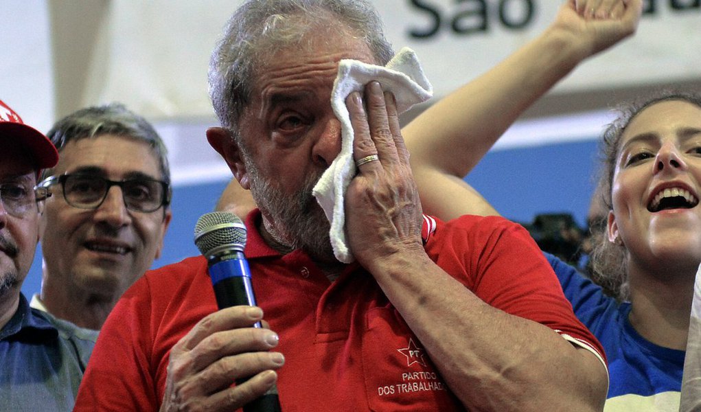 Em reunião com a direção do PT, com os olhos cheios de lágrimas, o ex-presidente Lula levou todos às lagrimas na manhã desta terça-feira (19) ao descrever o comportamento da presidente Dilma Rousseff durante a votação do impeachment na sessão da Câmara dos Deputados; contou que saiu três vezes da sala onde assistia à votação para chorar e que Dilma pediu que seus auxiliares o consolassem; ele lembrou as adversidades que enfrentou para fundar o PT e se disse traído por deputados com quem conversou antes da votação (Foto: Roberta Namour) Em reunião com a direção do PT, com os olhos cheios de lágrimas, o ex-presidente Lula levou todos às lagrimas na manhã desta terça-feira (19) ao descrever o comportamento da presidente Dilma Rousseff durante a votação do impeachment na sessão da Câmara dos Deputados; contou que saiu três vezes da sala onde assistia à votação para chorar e que Dilma pediu que seus auxiliares o consolassem; ele lembrou as adversidades que enfrentou para fundar o PT e se disse traído por deputados com quem conversou antes da votação