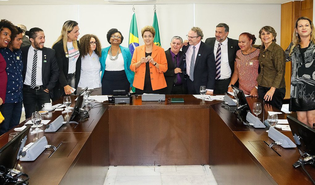 Presidente Dilma Rousseff assinou, nesta quinta-feira (28), no Palácio do Planalto, decreto que permite o uso do nome social e o reconhecimento da identidade de gênero de pessoas travestis e transexuais no âmbito da administração pública federal direta, autárquica e fundacional; na prática, as pessoas vão poder usufruir de toda a máquina governamental, inclusive as políticas públicas de inclusão social, sendo tratadas pela identidade de gênero que a representam (Foto: Aquiles Lins) Presidente Dilma Rousseff assinou, nesta quinta-feira (28), no Palácio do Planalto, decreto que permite o uso do nome social e o reconhecimento da identidade de gênero de pessoas travestis e transexuais no âmbito da administração pública federal direta, autárquica e fundacional; na prática, as pessoas vão poder usufruir de toda a máquina governamental, inclusive as políticas públicas de inclusão social, sendo tratadas pela identidade de gênero que a representam