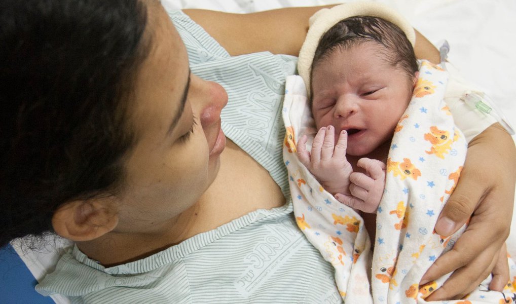 Boletim epidemiológico do Ministério da Saúde aponta que, até o dia 30 abril, foram confirmados 1.271 casos de microcefalia e outras alterações do sistema nervoso, sugestivos de infecção congênita, em todo o país; no total, foram notificados 7.343 casos suspeitos desde o início das investigações, em outubro de 2015, sendo que 2.492 foram descartados; dos casos confirmados, 203 tiveram confirmação laboratorial para o vírus Zika (Foto: Paulo Emílio) Boletim epidemiológico do Ministério da Saúde aponta que, até o dia 30 abril, foram confirmados 1.271 casos de microcefalia e outras alterações do sistema nervoso, sugestivos de infecção congênita, em todo o país; no total, foram notificados 7.343 casos suspeitos desde o início das investigações, em outubro de 2015, sendo que 2.492 foram descartados; dos casos confirmados, 203 tiveram confirmação laboratorial para o vírus Zika