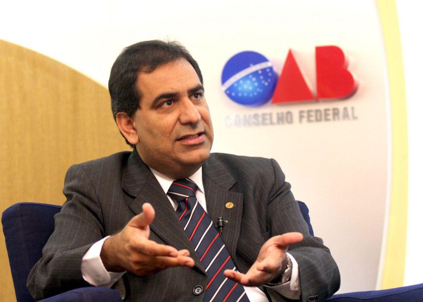 O ex-presidente da Ordem dos Advogados do Brasil, Cezar Britto, saiu em defesa do cumprimento da Constituição em texto publicado nas redes sociais; "O meu partido é a Constituição e, por força dela, o Estado Democrático de Direito. Não posso negar a missão a me atribuída pelo art. 133, ainda que tal dever possa desagradar autoridades ou parecer impopular perante a opinião pública. Não se constrói a democracia com a prática de ilegalidade, mesmo quando ela ajude o querer de alguns. Não defendo o Estado Democrático de Direito pela metade ou apenas quando seus princípios me agradam", afirmou (Foto: Valter Lima) O ex-presidente da Ordem dos Advogados do Brasil, Cezar Britto, saiu em defesa do cumprimento da Constituição em texto publicado nas redes sociais; "O meu partido é a Constituição e, por força dela, o Estado Democrático de Direito. Não posso negar a missão a me atribuída pelo art. 133, ainda que tal dever possa desagradar autoridades ou parecer impopular perante a opinião pública. Não se constrói a democracia com a prática de ilegalidade, mesmo quando ela ajude o querer de alguns. Não defendo o Estado Democrático de Direito pela metade ou apenas quando seus princípios me agradam", afirmou