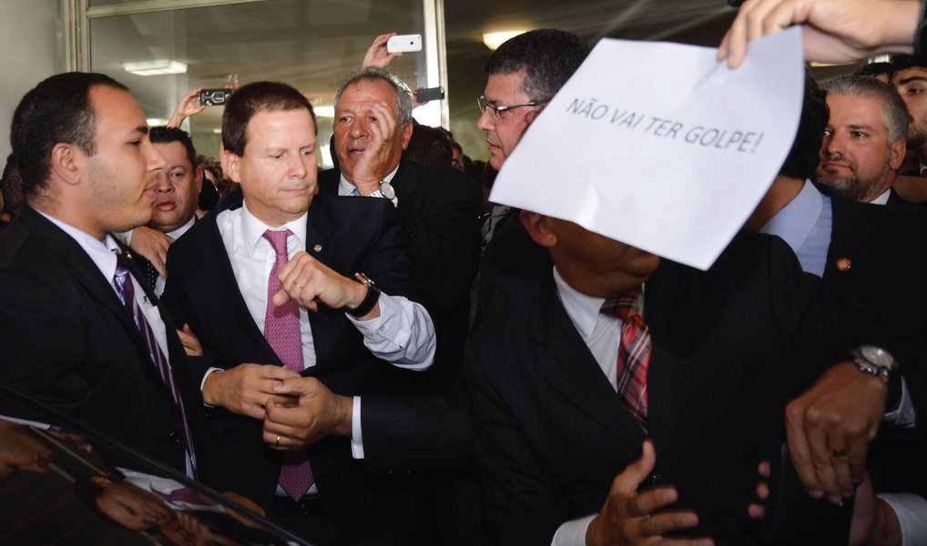 O Conselho sequer consultou as seccionais. Se ouvisse, teria tomado outro caminho. Mas ele optou por calar os conselhos estaduais, que foram privados do direito de participar do debate. E para coroar o cabresto que impuseram à advocacia, proibiram advogados contrários ao pedido de impeachment de acessar a Câmara dos Deputados (Foto: Chico Vigilante) O Conselho sequer consultou as seccionais. Se ouvisse, teria tomado outro caminho. Mas ele optou por calar os conselhos estaduais, que foram privados do direito de participar do debate. E para coroar o cabresto que impuseram à advocacia, proibiram advogados contrários ao pedido de impeachment de acessar a Câmara dos Deputados