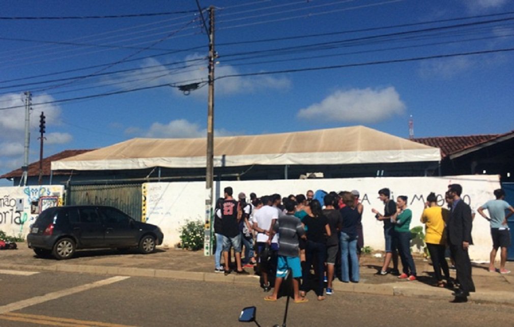 Desde segunda-feira, uma manifestação espontânea de pais, professores e alunos pela desocupação das escolas que foram tomadas por manifestantes que se dizem contrários à gestão compartilhada com Organizações Sociais (OS); até a tarde desta terça-feira, a Seduce contabiliza oito escolas desocupadas; manifestantes prometeram sair do Colégio Estadual Villa Lobos (foto), em Aparecida de Goiânia, nesta quarta-feira, após pais e estudantes se mobilizarem na porta da unidade pedindo o retorno das aulas (Foto: José Barbacena) Desde segunda-feira, uma manifestação espontânea de pais, professores e alunos pela desocupação das escolas que foram tomadas por manifestantes que se dizem contrários à gestão compartilhada com Organizações Sociais (OS); até a tarde desta terça-feira, a Seduce contabiliza oito escolas desocupadas; manifestantes prometeram sair do Colégio Estadual Villa Lobos (foto), em Aparecida de Goiânia, nesta quarta-feira, após pais e estudantes se mobilizarem na porta da unidade pedindo o retorno das aulas