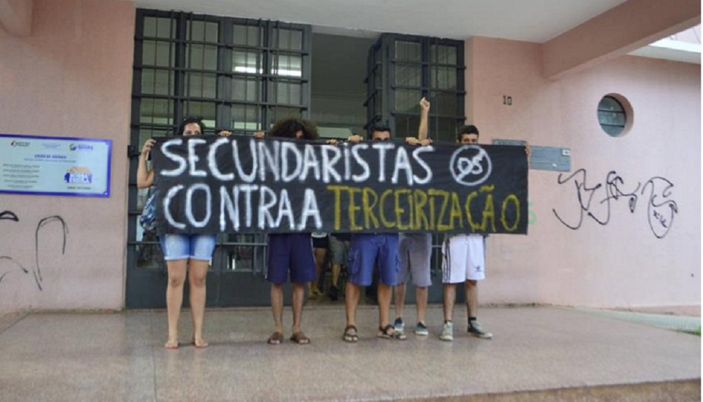 Em nota, Secretaria de Educação critica a ocupação de escolas na Capital; grupos de estudantes já se estabeleceram em três unidades; "A Secretaria de Educação, Cultura e Esporte reafirma que sempre esteve aberta ao diálogo, por isso entende que esse movimento de ocupação de escolas da rede é extemporâneo, injustificável e desnecessário. Nosso projeto de gestão compartilhada é único, e vai garantir que professores e diretores se dediquem exclusivamente ao ensino e aos alunos. As escolas vão permanecer 100% públicas e gratuitas, os professores efetivos terão todos os diretos assegurados e os recursos aplicados serão os mesmos" (Foto: José Barbacena) Em nota, Secretaria de Educação critica a ocupação de escolas na Capital; grupos de estudantes já se estabeleceram em três unidades; "A Secretaria de Educação, Cultura e Esporte reafirma que sempre esteve aberta ao diálogo, por isso entende que esse movimento de ocupação de escolas da rede é extemporâneo, injustificável e desnecessário. Nosso projeto de gestão compartilhada é único, e vai garantir que professores e diretores se dediquem exclusivamente ao ensino e aos alunos. As escolas vão permanecer 100% públicas e gratuitas, os professores efetivos terão todos os diretos assegurados e os recursos aplicados serão os mesmos"