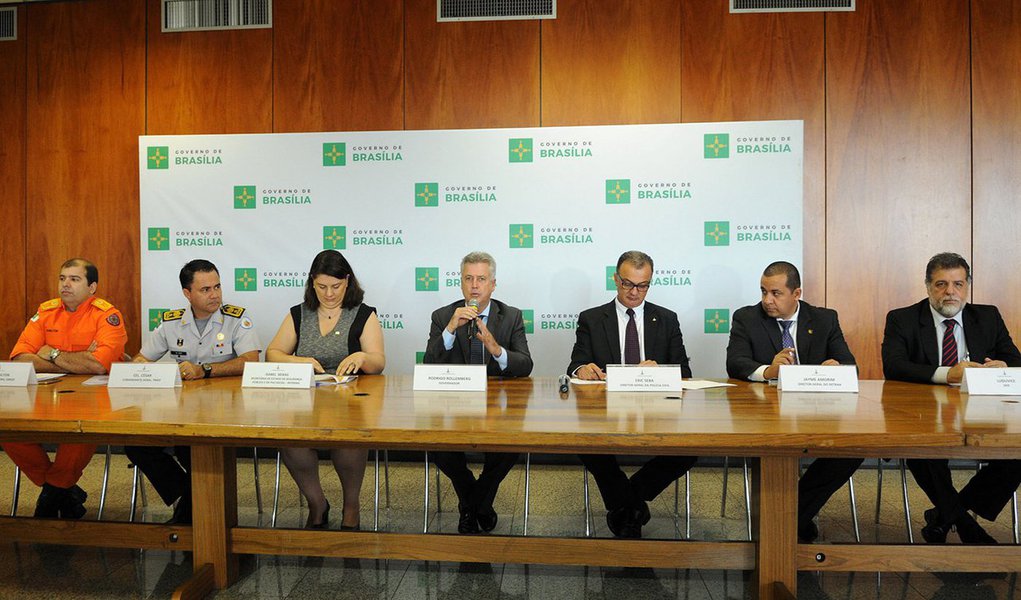 A política de segurança pública do governo de Brasília contribuiu, mais uma vez, para reduzir os principais indicadores de criminalidade do Distrito Federal; nos primeiros 11 meses de 2015, foram registrados 548 homicídios, o menor número dos últimos sete anos; em relação a 2014, a diminuição foi de 14,4%, quando houve 640 assassinatos; outras modalidades de crimes contra a vida também apresentaram queda de janeiro a novembro em comparação ao mesmo período de 2014; os dados forma divulgados pela Secretaria da Segurança Pública e da Paz Social e apresentado pelo governador Rodrigo Rollemberg (Foto: Leonardo Lucena) A política de segurança pública do governo de Brasília contribuiu, mais uma vez, para reduzir os principais indicadores de criminalidade do Distrito Federal; nos primeiros 11 meses de 2015, foram registrados 548 homicídios, o menor número dos últimos sete anos; em relação a 2014, a diminuição foi de 14,4%, quando houve 640 assassinatos; outras modalidades de crimes contra a vida também apresentaram queda de janeiro a novembro em comparação ao mesmo período de 2014; os dados forma divulgados pela Secretaria da Segurança Pública e da Paz Social e apresentado pelo governador Rodrigo Rollemberg
