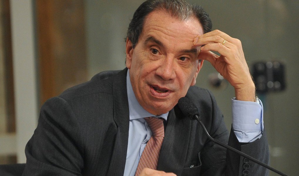 O senador tucano Aloysio Nunes criticou a posição do secretário-geral da Organização dos Estados Americanos (OEA), Luis Almagro, que se posicionou contrário ao golpe; "O senhor Almagro divulgou pelo Twitter sua viagem a Brasília no dia 15, para “dialogar com Dilma e reiterar apoio à institucionalidade e respeito à Constituição”, afirmou; segundo ele, a vinda do secretário-geral da OEA ao Brasil, às vésperas da votação do impeachment pela Câmara dos Deputados, é "um gesto oportunista, que, em nada contribui para amainar a crise no Brasil" (Foto: Valter Lima) O senador tucano Aloysio Nunes criticou a posição do secretário-geral da Organização dos Estados Americanos (OEA), Luis Almagro, que se posicionou contrário ao golpe; "O senhor Almagro divulgou pelo Twitter sua viagem a Brasília no dia 15, para “dialogar com Dilma e reiterar apoio à institucionalidade e respeito à Constituição”, afirmou; segundo ele, a vinda do secretário-geral da OEA ao Brasil, às vésperas da votação do impeachment pela Câmara dos Deputados, é "um gesto oportunista, que, em nada contribui para amainar a crise no Brasil"