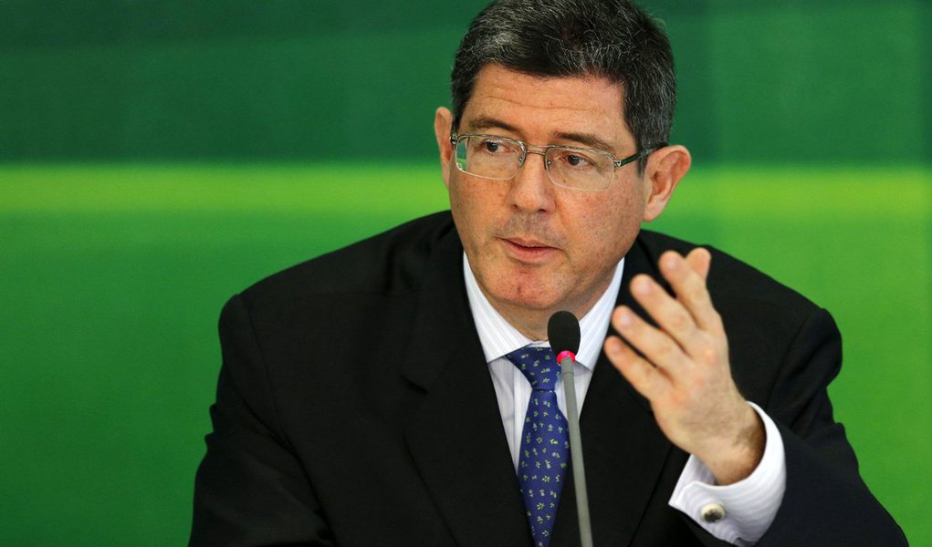 Em entrevista à imprensa na Embaixada do Brasil em Washington, nos Estados Unidos, ministro da Fazenda, Joaquim Levy, voltou a defender a necessidade de que o processo ande o mais rápido possível: “Se havia aquele ímpeto de se instaurar um processo de impeachment, que se faça e se permita que o processo até ande rápido. Todo mundo quer ver a incerteza diminuir. Até hoje, a maior parte da avaliação é de que o governo continuará” (Foto: Roberta Namour) Em entrevista à imprensa na Embaixada do Brasil em Washington, nos Estados Unidos, ministro da Fazenda, Joaquim Levy, voltou a defender a necessidade de que o processo ande o mais rápido possível: “Se havia aquele ímpeto de se instaurar um processo de impeachment, que se faça e se permita que o processo até ande rápido. Todo mundo quer ver a incerteza diminuir. Até hoje, a maior parte da avaliação é de que o governo continuará”