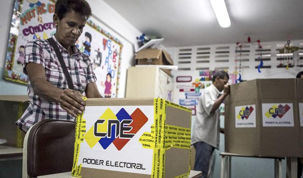 Quase 20 milhões de venezuelanos devem comparecer às urnas, neste domingo (6), na Venezuela, para eleger 167 deputados que formarão a nova Assembleia Nacional, pelos próximos cinco anos; o mandato começa no dia 5 de janeiro do ano que vem; o pleito tende a ser acirrado; de um lado, está o Grande Polo Patriótico (GPP), encabeçado pelo presidente Nicolás Maduro, e do outro, a oposição, a Mesa da Unidade Democrática; Maduro pede que o sistema socialista impulsionado por Hugo Chávez seja defendido nas eleições, enquanto a MUD convoca os eleitores a proporcionar uma mudança política na Venezuela (Foto: Leonardo Lucena) Quase 20 milhões de venezuelanos devem comparecer às urnas, neste domingo (6), na Venezuela, para eleger 167 deputados que formarão a nova Assembleia Nacional, pelos próximos cinco anos; o mandato começa no dia 5 de janeiro do ano que vem; o pleito tende a ser acirrado; de um lado, está o Grande Polo Patriótico (GPP), encabeçado pelo presidente Nicolás Maduro, e do outro, a oposição, a Mesa da Unidade Democrática; Maduro pede que o sistema socialista impulsionado por Hugo Chávez seja defendido nas eleições, enquanto a MUD convoca os eleitores a proporcionar uma mudança política na Venezuela