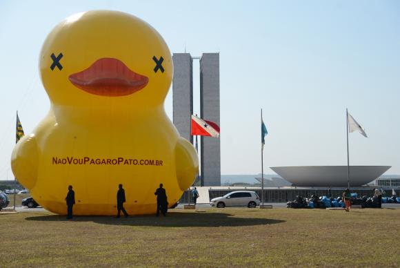 O recado da cidadania brasileira do século XXI tem sido muito claro: não vai permitir que o pato de tróia ultrapasse a muralha da legalidade democrática com o objetivo de promover uma regressão social e política para destruir nossa jovem democracia, a CLT e os direitos garantidos na nossa Constituição (Foto: Erika Kokay) O recado da cidadania brasileira do século XXI tem sido muito claro: não vai permitir que o pato de tróia ultrapasse a muralha da legalidade democrática com o objetivo de promover uma regressão social e política para destruir nossa jovem democracia, a CLT e os direitos garantidos na nossa Constituição