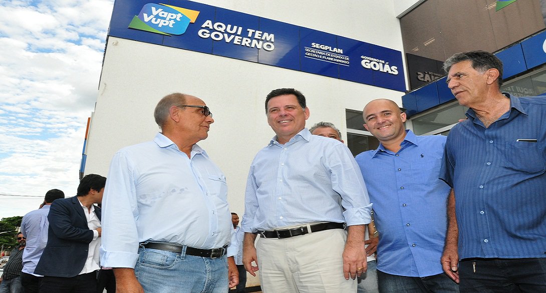 Governador Marconi Perillo entregou oficialmente a unidade de número 71 do Vapt Vupt, situada na cidade de Inhumas; loja ampla e com 37 atendentes, contará com os principais serviços da administração pública, facilitando a vida dos inhumenses e dos municípios vizinhos; Marconi destacou a modernidade e eficiência do Vapt Vupt, criando no seu primeiro governo, em 1999; "É por obras como essas que os homens públicos serão lembrados no futuro; e também pelo seu caráter e trabalho”, disse Marconi (Foto: José Barbacena) Governador Marconi Perillo entregou oficialmente a unidade de número 71 do Vapt Vupt, situada na cidade de Inhumas; loja ampla e com 37 atendentes, contará com os principais serviços da administração pública, facilitando a vida dos inhumenses e dos municípios vizinhos; Marconi destacou a modernidade e eficiência do Vapt Vupt, criando no seu primeiro governo, em 1999; "É por obras como essas que os homens públicos serão lembrados no futuro; e também pelo seu caráter e trabalho”, disse Marconi