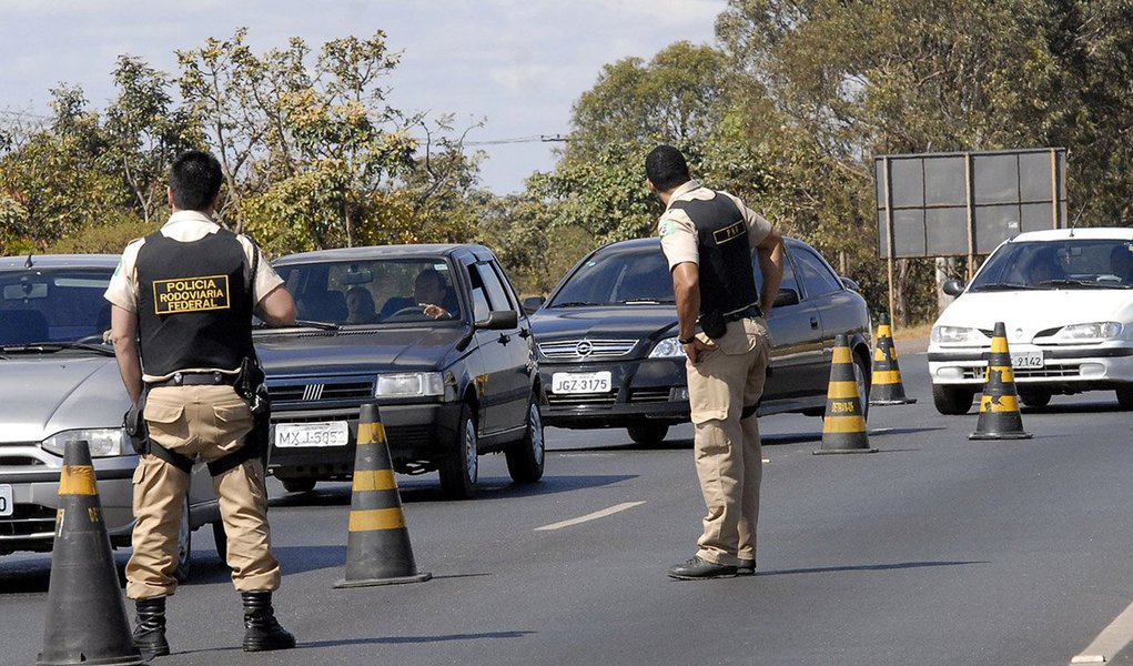 A Polícia Rodoviária Federal (PRF) informou que 13 pessoas morreram em 218 acidentes nas rodovias federais durante o feriado da Semana Santa em Minas Gerais, um alta de 62% em relação ao mesmo período do ano passado; no ano passado, aconteceram 280 acidentes, com oito óbitos; o balanço leva em conta ocorrências entre os dias 24 e 27 de março (Foto: Leonardo Lucena) A Polícia Rodoviária Federal (PRF) informou que 13 pessoas morreram em 218 acidentes nas rodovias federais durante o feriado da Semana Santa em Minas Gerais, um alta de 62% em relação ao mesmo período do ano passado; no ano passado, aconteceram 280 acidentes, com oito óbitos; o balanço leva em conta ocorrências entre os dias 24 e 27 de março