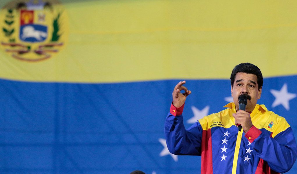 "Eu pedi ao Conselho de Ministros que apresente a demissão, para que possa efetuar um processo de restruturação, de renovação e de profundo relançamento de todo o governo nacional", disse o presidente da Venezuela, Nicolás Maduro, durante programa semanal de rádio e televisão; com a coligação da Mesa da Unidade Democrática (MUD), a oposição obteve, nas eleições de domingo, 112 dos 167 lugares que compõem o Parlamento venezuelano, uma maioria de dois terços que lhe confere amplos poderes (Foto: Roberta Namour) "Eu pedi ao Conselho de Ministros que apresente a demissão, para que possa efetuar um processo de restruturação, de renovação e de profundo relançamento de todo o governo nacional", disse o presidente da Venezuela, Nicolás Maduro, durante programa semanal de rádio e televisão; com a coligação da Mesa da Unidade Democrática (MUD), a oposição obteve, nas eleições de domingo, 112 dos 167 lugares que compõem o Parlamento venezuelano, uma maioria de dois terços que lhe confere amplos poderes