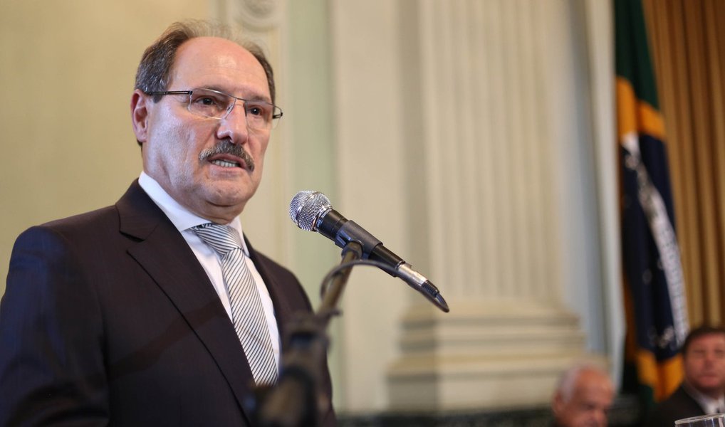 Após o Rio Grande do Sul sofrer o novo bloqueio de contas, o governador José Ivo Sartori, avaliou a decisão liminar do STF que autoriza o Estado a pagar a dívida com a União calculada por juros não capitalizados e impede novas sanções por descumprimento de contrato, como o bloqueio das contas; “Precisamos entender que é uma liminar, então não sabemos como isso vai terminar e quando o mérito vai ser julgado. Se a liminar for mantida, será uma vitória do RS e dos nossos órgãos e secretarias que fizeram o dever de casa”, afirmou. (Foto: Leonardo Lucena) Após o Rio Grande do Sul sofrer o novo bloqueio de contas, o governador José Ivo Sartori, avaliou a decisão liminar do STF que autoriza o Estado a pagar a dívida com a União calculada por juros não capitalizados e impede novas sanções por descumprimento de contrato, como o bloqueio das contas; “Precisamos entender que é uma liminar, então não sabemos como isso vai terminar e quando o mérito vai ser julgado. Se a liminar for mantida, será uma vitória do RS e dos nossos órgãos e secretarias que fizeram o dever de casa”, afirmou.