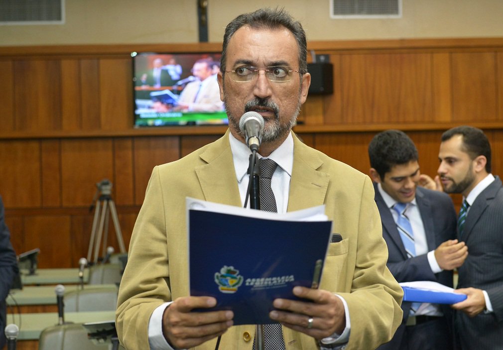Deputado estadual Humberto Aidar deu entrevista ao Jornal Opção e falou do clima tenso entre partidos; "PT e o PMDB não devem caminhar juntos no primeiro e muito menos no segundo turno. A união com Iris Rezende ‘morreu’ até para o segundo turno”; Aidar afirma que o PMDB quer apenas colher os louros da aliança e o PT vai, sim, lançar candidato próprio a prefeito de Goiânia; parlamentar falou até que Paulo Garcia está mais dinâmico sem o peso de Iris Rezende; “Ao se afastar de Iris Rezende, o prefeito ganhou mais autonomia e está deslanchando" (Foto: José Barbacena) Deputado estadual Humberto Aidar deu entrevista ao Jornal Opção e falou do clima tenso entre partidos; "PT e o PMDB não devem caminhar juntos no primeiro e muito menos no segundo turno. A união com Iris Rezende ‘morreu’ até para o segundo turno”; Aidar afirma que o PMDB quer apenas colher os louros da aliança e o PT vai, sim, lançar candidato próprio a prefeito de Goiânia; parlamentar falou até que Paulo Garcia está mais dinâmico sem o peso de Iris Rezende; “Ao se afastar de Iris Rezende, o prefeito ganhou mais autonomia e está deslanchando"