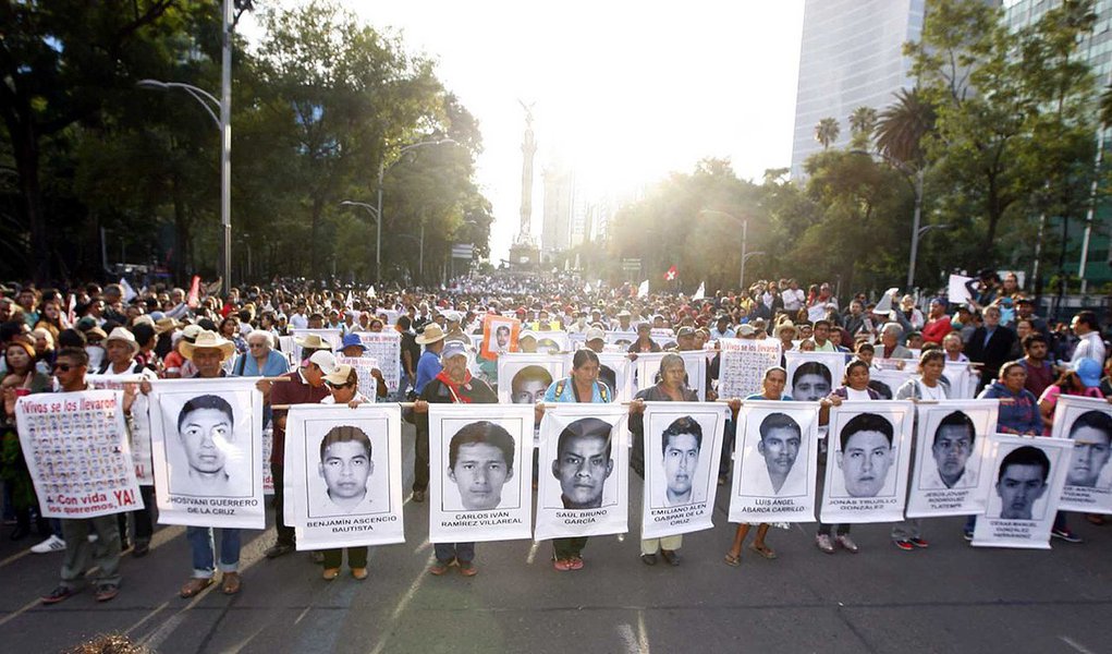 O México criou uma unidade especial para investigar o desaparecimento de 43 estudantes no ano passado; unidade atende a pedidos das famílias dos desaparecidos que não aceitam a versão oficial de que membros da polícia da cidade de Iguala tenham sequestrado e entregue os estudantes a uma facção ligada a um cartel de narcotraficantes, que os matou e incinerou os corpos num terreno baldio em setembro do ano passado (Foto: Paulo Emílio) O México criou uma unidade especial para investigar o desaparecimento de 43 estudantes no ano passado; unidade atende a pedidos das famílias dos desaparecidos que não aceitam a versão oficial de que membros da polícia da cidade de Iguala tenham sequestrado e entregue os estudantes a uma facção ligada a um cartel de narcotraficantes, que os matou e incinerou os corpos num terreno baldio em setembro do ano passado