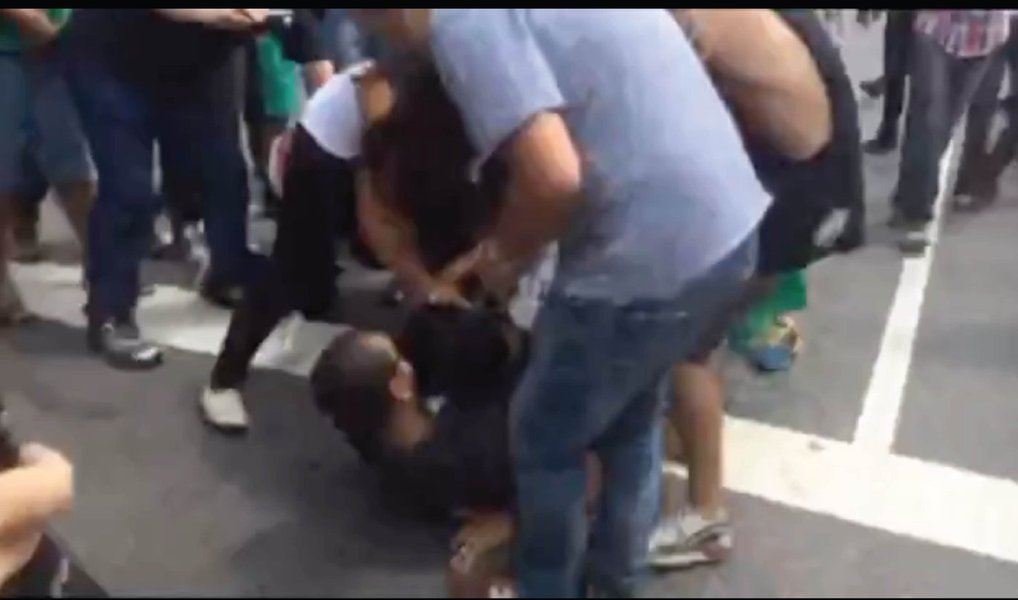 Jovem recebeu socos na cabeça, tapas e chutes de manifestantes que protestavam contra o governo na Avenida Paulista; policiais tiveram que usar gás de pimenta e bombas de efeito moral para dispersar a multidão; o adolescente foi atacado depois de ter gritado palavras a favor do PT; ele disse não ser filiado ao partido, mas afirmou que se posicionava contra o golpe e tinha o direito de se manifestar também (Foto: Aline Lima) Jovem recebeu socos na cabeça, tapas e chutes de manifestantes que protestavam contra o governo na Avenida Paulista; policiais tiveram que usar gás de pimenta e bombas de efeito moral para dispersar a multidão; o adolescente foi atacado depois de ter gritado palavras a favor do PT; ele disse não ser filiado ao partido, mas afirmou que se posicionava contra o golpe e tinha o direito de se manifestar também