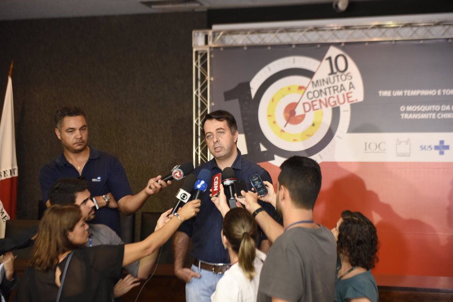 O Superintendente de Vigilância Epidemiológica, Ambiental e Saúde do Trabalhador da SES, Rodrigo Said, explica que os casos estão sendo investigados para a determinação da causa da microcefalia, que pode estar ou não associada ao Zika vírus; “Até o momento nós não temos identificação de um surto de microcefalia em Minas Gerais e os casos registrados em 2015 estão dentro da normalidade esperada para o ano. O diagnóstico laboratorial da microcefalia não é realizado exclusivamente para o Zika vírus. Existe um painel de doenças que estão sendo pesquisadas neste momento, como toxoplasmose, rubéola, sífilis, entre outras”, explica Said (Foto: Luis Mauro Queiroz) O Superintendente de Vigilância Epidemiológica, Ambiental e Saúde do Trabalhador da SES, Rodrigo Said, explica que os casos estão sendo investigados para a determinação da causa da microcefalia, que pode estar ou não associada ao Zika vírus; “Até o momento nós não temos identificação de um surto de microcefalia em Minas Gerais e os casos registrados em 2015 estão dentro da normalidade esperada para o ano. O diagnóstico laboratorial da microcefalia não é realizado exclusivamente para o Zika vírus. Existe um painel de doenças que estão sendo pesquisadas neste momento, como toxoplasmose, rubéola, sífilis, entre outras”, explica Said