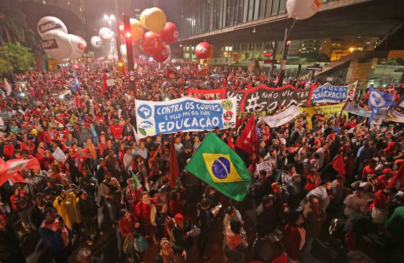 As manifestações de sexta-feira demonstraram que o golpe não vai ser tão simples quanto se deseja. Por outro lado, essa inequívoca cooptação das instituições torna inútil a resistência meramente dialética ou jurídica (Foto: Reinaldo Del Dotore) As manifestações de sexta-feira demonstraram que o golpe não vai ser tão simples quanto se deseja. Por outro lado, essa inequívoca cooptação das instituições torna inútil a resistência meramente dialética ou jurídica