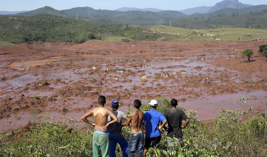 A BHP Billiton disse que os rejeitos na lama liberada com o rompimento da barragem da mineradora Samarco em Minas Gerais e que poluíram o Rio Doce estão quimicamente estáveis e não mudarão sua composição na água; as declarações da BHP, que é proprietária da Samarco juntamente com a Vale, vêm depois de a Organização das Nações Unidas afirmar que a lama do rompimento das barragens é tóxica (Foto: Leonardo Lucena) A BHP Billiton disse que os rejeitos na lama liberada com o rompimento da barragem da mineradora Samarco em Minas Gerais e que poluíram o Rio Doce estão quimicamente estáveis e não mudarão sua composição na água; as declarações da BHP, que é proprietária da Samarco juntamente com a Vale, vêm depois de a Organização das Nações Unidas afirmar que a lama do rompimento das barragens é tóxica