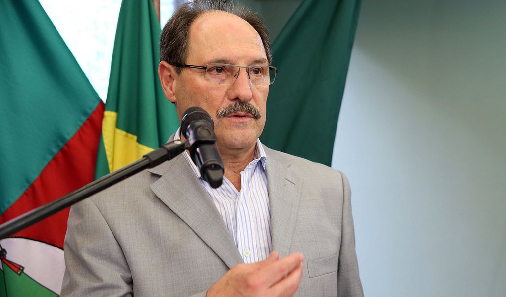 O governador do Rio Grande do Sul, José Ivo Sartori, defendeu a revisão do pacto federativo durante a programação da marcha dos vereadores, em Brasília; o encontro reúne centenas de parlamentares de todo o país e segue até o dia 29 de abril, no Centro de Convenções Ulysses Guimarães, com o tema "Todos pelo mesmo ideal"; para o chefe do executivo fluminense, uma mudança de cenário se faz urgente e requer articulação; "É preciso reduzir o centralismo de Brasília e aumentar o protagonismo de estados e municípios. As dificuldades batem à porta de todos e só vamos mudar isso quando as regras de distribuição do bolo tributário forem alteradas", apontou (Foto: Leonardo Lucena) O governador do Rio Grande do Sul, José Ivo Sartori, defendeu a revisão do pacto federativo durante a programação da marcha dos vereadores, em Brasília; o encontro reúne centenas de parlamentares de todo o país e segue até o dia 29 de abril, no Centro de Convenções Ulysses Guimarães, com o tema "Todos pelo mesmo ideal"; para o chefe do executivo fluminense, uma mudança de cenário se faz urgente e requer articulação; "É preciso reduzir o centralismo de Brasília e aumentar o protagonismo de estados e municípios. As dificuldades batem à porta de todos e só vamos mudar isso quando as regras de distribuição do bolo tributário forem alteradas", apontou