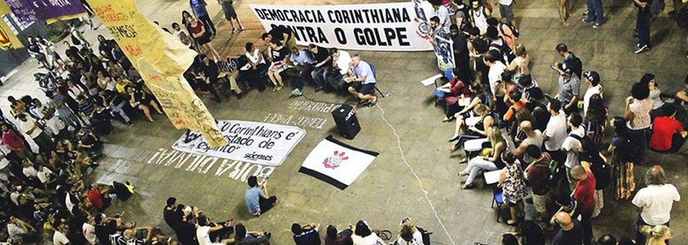 Para Chico Malfitani, um dos fundadores da Gaviões da Fiel, principal torcida organizada ligada ao Corinthians, a intolerância e a perseguição contra as torcidas não é novidade, mas sim repetição de um processo histórico já vivenciado por ele há 47 anos, quando iniciou o movimento que daria origem à chamada Democracia Corintiana; "Em 1969 ou hoje é a mesma coisa: as torcidas organizadas e os movimentos de esquerda foram e continuam sendo criminalizados pela mídia" (Foto: Romulo Faro) Para Chico Malfitani, um dos fundadores da Gaviões da Fiel, principal torcida organizada ligada ao Corinthians, a intolerância e a perseguição contra as torcidas não é novidade, mas sim repetição de um processo histórico já vivenciado por ele há 47 anos, quando iniciou o movimento que daria origem à chamada Democracia Corintiana; "Em 1969 ou hoje é a mesma coisa: as torcidas organizadas e os movimentos de esquerda foram e continuam sendo criminalizados pela mídia"