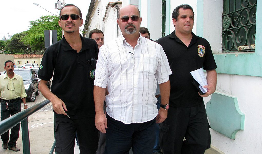 O Ministério Público Estadual (MPE) ingressou com uma ação por ato de improbidade administrativa contra o prefeito da Barra de Santo Antônio, Rogério Farias; ele é suspeito de se apropriar ilicitamente de todas as receitas do Fundo de Manutenção e Desenvolvimento da Educação Básica (Fundeb) do município (Foto: Voney Malta) O Ministério Público Estadual (MPE) ingressou com uma ação por ato de improbidade administrativa contra o prefeito da Barra de Santo Antônio, Rogério Farias; ele é suspeito de se apropriar ilicitamente de todas as receitas do Fundo de Manutenção e Desenvolvimento da Educação Básica (Fundeb) do município
