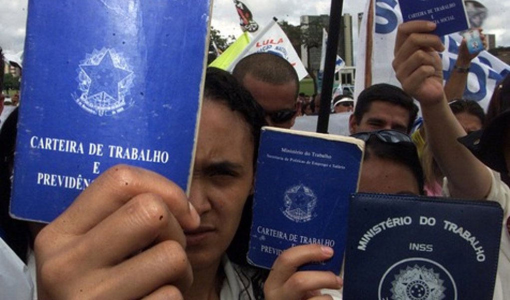 Dados divulgados nesta quarta-feira pelo IBGE revelam que a taxa de desemprego em Salvador ficou em 12,6% no mês de fevereiro; o índice não apresentou variação relevante na comparação com janeiro, mas cresceu 1,8% em relação ao mesmo mês do ano passado; os setores de Indústria e de Educação, Saúde e Administração Pública foram os que mais perderam, com quedas de 24% e 12,4%, respectivamente, comparando com fevereiro de 2015 (Foto: Romulo Faro) Dados divulgados nesta quarta-feira pelo IBGE revelam que a taxa de desemprego em Salvador ficou em 12,6% no mês de fevereiro; o índice não apresentou variação relevante na comparação com janeiro, mas cresceu 1,8% em relação ao mesmo mês do ano passado; os setores de Indústria e de Educação, Saúde e Administração Pública foram os que mais perderam, com quedas de 24% e 12,4%, respectivamente, comparando com fevereiro de 2015