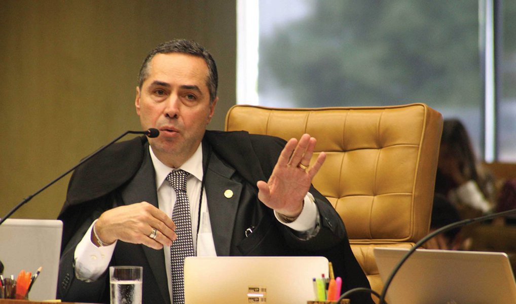 O ministro do Supremo Tribunal Federal Luís Roberto Barroso afirmou nesta segunda (28) que o tribunal não tem a pretensão de discutir no mérito o processo de impeachment da presidente Dilma Rousseff, ou seja, avaliar se ela cometeu crime de responsabilidade; Barroso disse que o Supremo não está disposto a reformular a decisão do Congresso sobre o pedido de afastamento de Dilma e reforçou o discurso de colegas que vêm defendendo que o impeachment, desde que respeitada a Constituição, não representa um golpe; segundo Barroso, o STF quer interferir o mínimo possível na discussão do impeachment (Foto: Valter Lima) O ministro do Supremo Tribunal Federal Luís Roberto Barroso afirmou nesta segunda (28) que o tribunal não tem a pretensão de discutir no mérito o processo de impeachment da presidente Dilma Rousseff, ou seja, avaliar se ela cometeu crime de responsabilidade; Barroso disse que o Supremo não está disposto a reformular a decisão do Congresso sobre o pedido de afastamento de Dilma e reforçou o discurso de colegas que vêm defendendo que o impeachment, desde que respeitada a Constituição, não representa um golpe; segundo Barroso, o STF quer interferir o mínimo possível na discussão do impeachment