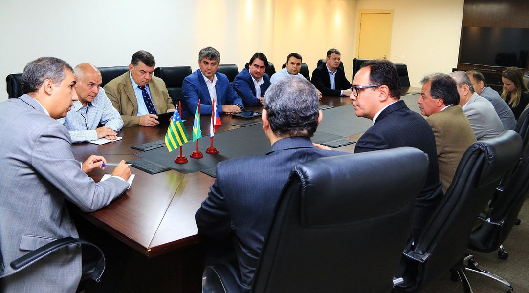 Indústria, especializada no beneficiamento de nióbio, atualmente é capaz de processar até 7,2 mil toneladas por ano; Goiás é a segunda maior fonte desse minério, ficando atrás de Minas Gerais; juntos os dois estados concentram 100% da produção nacional; vice-governador e secretário de Desenvolvimento Econômico, José Eliton, recebeu em seu gabinete representantes da multinacional russa Kanta LLC, líder mundial na produção de ferroligas; 'Essa é uma das políticas do governo Marconi Perillo e que já apresenta excelentes resultados", diz o vice (Foto: Realle Palazzo-Martini) Indústria, especializada no beneficiamento de nióbio, atualmente é capaz de processar até 7,2 mil toneladas por ano; Goiás é a segunda maior fonte desse minério, ficando atrás de Minas Gerais; juntos os dois estados concentram 100% da produção nacional; vice-governador e secretário de Desenvolvimento Econômico, José Eliton, recebeu em seu gabinete representantes da multinacional russa Kanta LLC, líder mundial na produção de ferroligas; 'Essa é uma das políticas do governo Marconi Perillo e que já apresenta excelentes resultados", diz o vice