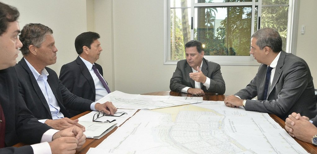 Governador recebeu o prefeito Maguito Vilela (PMDB) na manhã desta quarta-feira, no Palácio das Esmeraldas, para mais uma audiência com objetivo de levar benefícios para Aparecida de Goiânia e fortalecer as parcerias entre Estado e prefeitura; é o primeiro encontro em 2016 e sinaliza que os dois não vão se afastar neste que é um ano eleitoral; no final de 2015, Marconi e Maguito estiveram juntos em encontro reservado e foi tratada a possibilidade de aliança entre PSDB e PMDB na disputa para prefeito em Aparecida de Goiânia; aliança seria inédita em Goiás e colocaria à prova todo o radicalismo da velha guarda do PMDB, liderada por Iris Rezende, que faz oposição raivosa ao governo e repudia relação amistosa que Maguito mantém com Marconi (Foto: José Barbacena) Governador recebeu o prefeito Maguito Vilela (PMDB) na manhã desta quarta-feira, no Palácio das Esmeraldas, para mais uma audiência com objetivo de levar benefícios para Aparecida de Goiânia e fortalecer as parcerias entre Estado e prefeitura; é o primeiro encontro em 2016 e sinaliza que os dois não vão se afastar neste que é um ano eleitoral; no final de 2015, Marconi e Maguito estiveram juntos em encontro reservado e foi tratada a possibilidade de aliança entre PSDB e PMDB na disputa para prefeito em Aparecida de Goiânia; aliança seria inédita em Goiás e colocaria à prova todo o radicalismo da velha guarda do PMDB, liderada por Iris Rezende, que faz oposição raivosa ao governo e repudia relação amistosa que Maguito mantém com Marconi