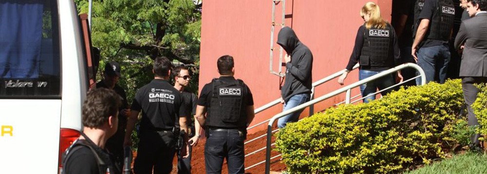 O Grupo de Atuação Especial de Repressão ao Crime Organizado (Gaeco) deflagrou a quarta fase da Operação Publicano em Curitiba e em Londrina, norte do estado, para combater um esquema de corrupção descoberto na Receita Estadual do Paraná; foram expedidos mais de 100 mandados judiciais, sendo 47 de prisão, 52 de condução coercitiva, quando a pessoa é obrigada a prestar depoimento, e 49 de busca e apreensão (Foto: Leonardo Lucena) O Grupo de Atuação Especial de Repressão ao Crime Organizado (Gaeco) deflagrou a quarta fase da Operação Publicano em Curitiba e em Londrina, norte do estado, para combater um esquema de corrupção descoberto na Receita Estadual do Paraná; foram expedidos mais de 100 mandados judiciais, sendo 47 de prisão, 52 de condução coercitiva, quando a pessoa é obrigada a prestar depoimento, e 49 de busca e apreensão