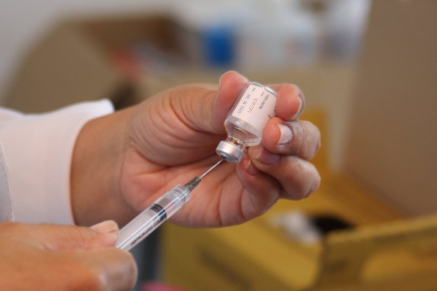 A campanha de mobilização nacional contra a gripe (influenza) foi antecipada para a próxima segunda-feira (18) na Bahia, mas na maior parte dos estados, o 'Dia D' de mobilização nacional será 30 de abril; expectativa é de vacinar pelo menos 80% do público-alvo, estimado em mais de 3,2 milhões de pessoas de todos os grupos prioritários; no ano passado, a Bahia alcançou índice de 81% (Foto: Romulo Faro) A campanha de mobilização nacional contra a gripe (influenza) foi antecipada para a próxima segunda-feira (18) na Bahia, mas na maior parte dos estados, o 'Dia D' de mobilização nacional será 30 de abril; expectativa é de vacinar pelo menos 80% do público-alvo, estimado em mais de 3,2 milhões de pessoas de todos os grupos prioritários; no ano passado, a Bahia alcançou índice de 81%