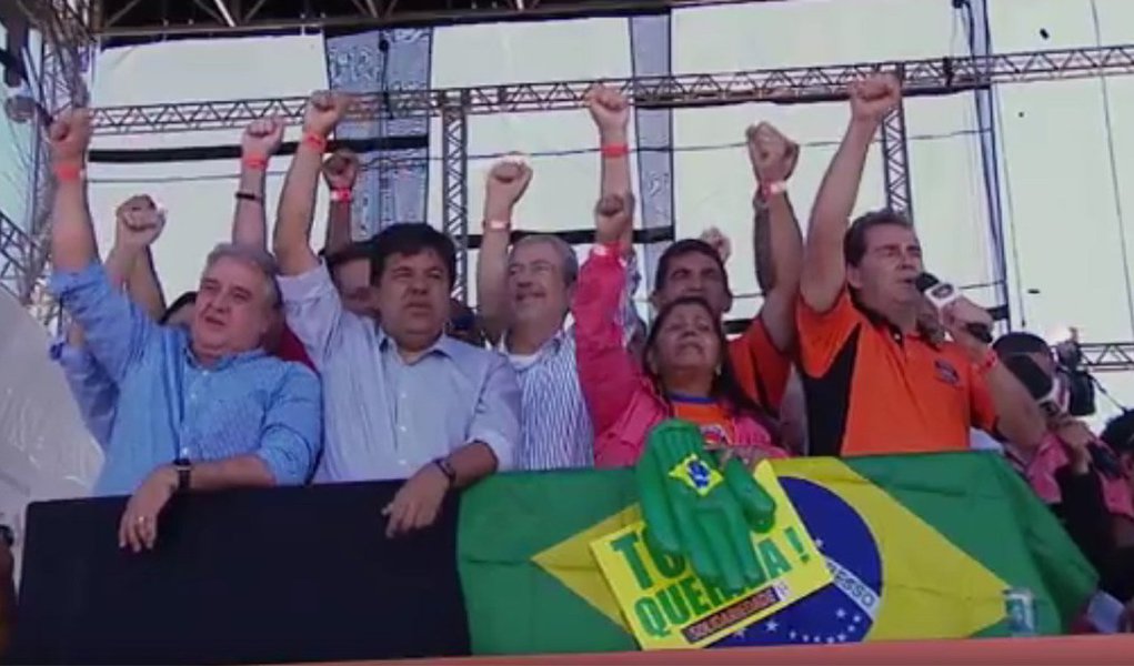 Paulinho da Força, ao lado do tucano baiano Antonio Imbassahy e da senadora do PMDB Marta Suplicy – que foi embora debaixo de vaias –, disse que anúncio de melhoria nos benefícios sociais “parece vingança” e uma “tentativa de sabotar Temer”; Dilma, que já adiantou a ampliação do programa Mais Médicos, confirmou novas as medidas em ato da CUT que celebra o 1º de Maio, em São Paulo; à custa do sorteio de carros e de apartamentos, a Força Sindical reuniu, segundo a PM, 110 mil pessoas Campo de Bagatelle, em Santana, na Zona Norte da capital paulista (Foto: Realle Palazzo-Martini) Paulinho da Força, ao lado do tucano baiano Antonio Imbassahy e da senadora do PMDB Marta Suplicy – que foi embora debaixo de vaias –, disse que anúncio de melhoria nos benefícios sociais “parece vingança” e uma “tentativa de sabotar Temer”; Dilma, que já adiantou a ampliação do programa Mais Médicos, confirmou novas as medidas em ato da CUT que celebra o 1º de Maio, em São Paulo; à custa do sorteio de carros e de apartamentos, a Força Sindical reuniu, segundo a PM, 110 mil pessoas Campo de Bagatelle, em Santana, na Zona Norte da capital paulista