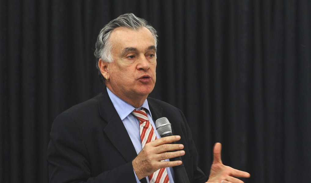 Ministro da Cultura criticou nesta terça-feira, 8, durante participação em evento no Rio, o que chamou de tentativa de quebra da ordem democrática e golpe em curso no país; "Precisamos refletir sobre as ameaças às sociedades democráticas, e em particular, a ameaça à democracia brasileira. Nossas reflexões podem contribuir para uma recomposição programática, política e cultural que fundamente um novo ciclo político, capaz de fazer avançar a democracia, as liberdades individuais e coletivas, os direitos sociais e a sustentabilidade", afirmou (Foto: Aquiles Lins) Ministro da Cultura criticou nesta terça-feira, 8, durante participação em evento no Rio, o que chamou de tentativa de quebra da ordem democrática e golpe em curso no país; "Precisamos refletir sobre as ameaças às sociedades democráticas, e em particular, a ameaça à democracia brasileira. Nossas reflexões podem contribuir para uma recomposição programática, política e cultural que fundamente um novo ciclo político, capaz de fazer avançar a democracia, as liberdades individuais e coletivas, os direitos sociais e a sustentabilidade", afirmou