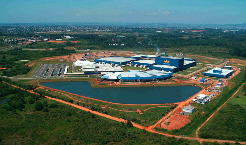 "Não é uma decisão tomada por vontade própria, mas pela existência de uma escalada expressiva no aumento de impostos, que vem prejudicando o consumo", afirmou o diretor financeiro da empresa, Leonardo Senra, sobre o fechamento da fábrica no município de Cachoerinha; a planta produz 12 bilhões de cigarros ao ano, cerca de 25% da produção total de 50 bilhões no Brasil
(Foto: Roberta Namour) "Não é uma decisão tomada por vontade própria, mas pela existência de uma escalada expressiva no aumento de impostos, que vem prejudicando o consumo", afirmou o diretor financeiro da empresa, Leonardo Senra, sobre o fechamento da fábrica no município de Cachoerinha; a planta produz 12 bilhões de cigarros ao ano, cerca de 25% da produção total de 50 bilhões no Brasil