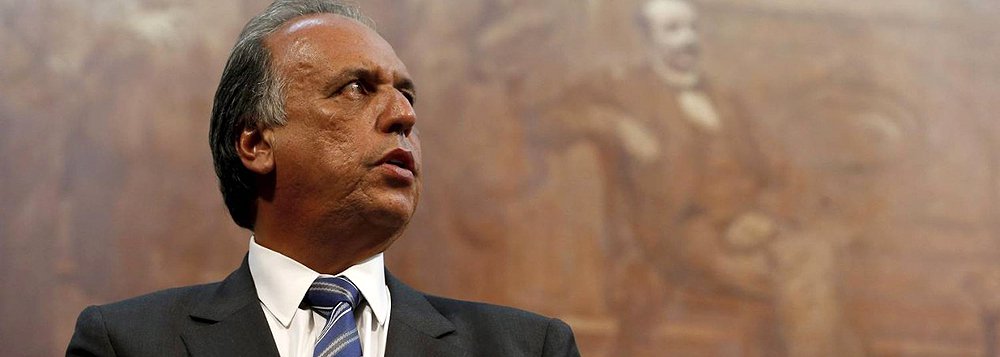 O governador Luiz Fernando Pezão passa pela primeira sessão de quimioterapia nesta sexta-feira (25), para tratar um linfoma; ele deve ser submetido de seis a oito ciclos de quimioterapia e o tratamento deve durar até seis meses; a perspectiva da equipe médica que está tratando do governador é boa, já que 70% dos pacientes com esse tipo de câncer e que são submetidos ao tratamento se recuperam; "Tem coisas piores na vida. Tem coisas que Deus dá para a gente porque sabe que somos capazes de carregar. Eu sei que vou passar por isso daí e vou acabar mais forte", afirmou (Foto: Valter Lima) O governador Luiz Fernando Pezão passa pela primeira sessão de quimioterapia nesta sexta-feira (25), para tratar um linfoma; ele deve ser submetido de seis a oito ciclos de quimioterapia e o tratamento deve durar até seis meses; a perspectiva da equipe médica que está tratando do governador é boa, já que 70% dos pacientes com esse tipo de câncer e que são submetidos ao tratamento se recuperam; "Tem coisas piores na vida. Tem coisas que Deus dá para a gente porque sabe que somos capazes de carregar. Eu sei que vou passar por isso daí e vou acabar mais forte", afirmou