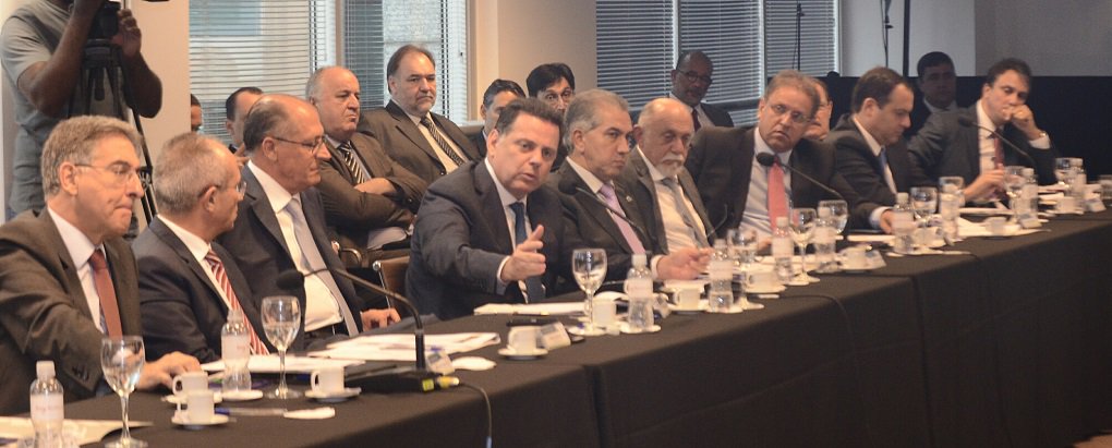 Durante seminário Agenda do Pacto pela Reforma do Estado, organizado pelo Movimento Brasil Competitivo (MBC) e que contou com participação de 16 governadores, governador apresentou agenda de temas inadiáveis que os Estados precisam enfrentar: critérios para gastos públicos, previdência complementar, idade mínima de aposentadoria, estabilidade de servidores públicos, repactuação das dívidas dos Estados; Marconi citou a reforma que foi feita pelo governo de Goiás, que possibilitou que o Estado de Goiás tenha hoje apenas 10 secretarias e contabilize uma economia de R$ 3,5 bilhões; "É importante que a gente se lembre de que os gastos aumentaram muito no Brasil, muitos deles gastos para os quais não somos consultados" (Foto: Realle Palazzo-Martini) Durante seminário Agenda do Pacto pela Reforma do Estado, organizado pelo Movimento Brasil Competitivo (MBC) e que contou com participação de 16 governadores, governador apresentou agenda de temas inadiáveis que os Estados precisam enfrentar: critérios para gastos públicos, previdência complementar, idade mínima de aposentadoria, estabilidade de servidores públicos, repactuação das dívidas dos Estados; Marconi citou a reforma que foi feita pelo governo de Goiás, que possibilitou que o Estado de Goiás tenha hoje apenas 10 secretarias e contabilize uma economia de R$ 3,5 bilhões; "É importante que a gente se lembre de que os gastos aumentaram muito no Brasil, muitos deles gastos para os quais não somos consultados"