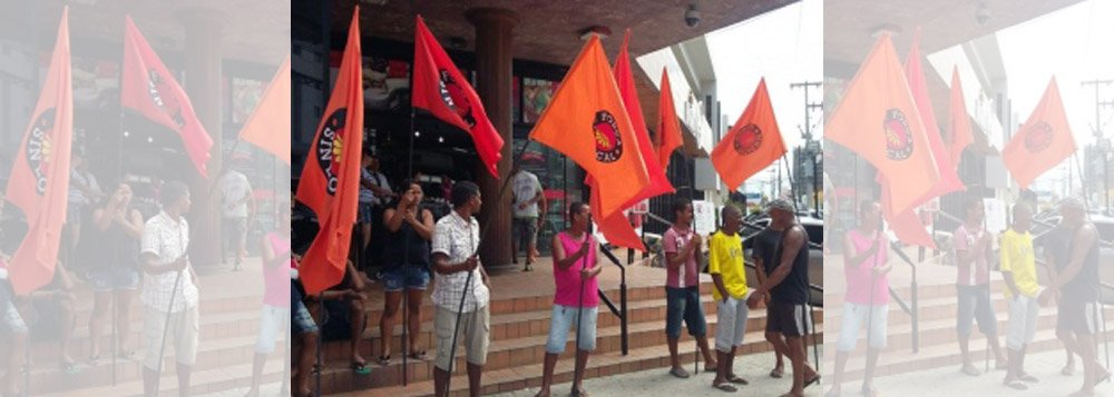Insatisfeitos com a abertura de estabelecimentos comerciais neste domingo, (1º), Dia do Trabalhador, sindicalistas organizaram um protesto em supermercados que estavam funcionando; além de ser considerado um feriado nacional para a classe trabalhadora, a convenção coletiva dos comerciários prevê a liberação dos funcionários nesta data (Foto: Voney Malta) Insatisfeitos com a abertura de estabelecimentos comerciais neste domingo, (1º), Dia do Trabalhador, sindicalistas organizaram um protesto em supermercados que estavam funcionando; além de ser considerado um feriado nacional para a classe trabalhadora, a convenção coletiva dos comerciários prevê a liberação dos funcionários nesta data
