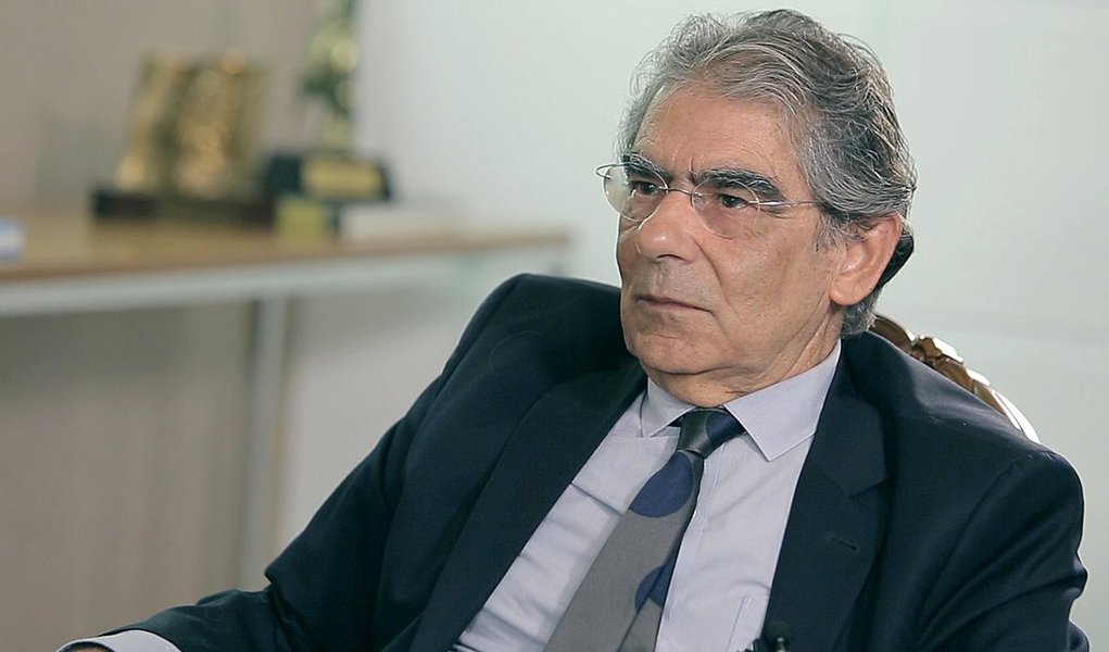 Ministro aposentado do STF (Supremo Tribunal Federal) Carlos Ayres Britto disse ser "previsível que o tribunal seja instado a intervir no rumoroso processo de impeachment"; "Nesse pressuposto de a Câmara escolher um rito de votação que viole a Constituição, por exemplo, o Supremo estará de "standby", pronto. O tribunal estará permanentemente à disposição das partes", afirmou; segundo ele, ‘peculiaridades no caso de Dilma Rousseff demandam muito cuidado’; Ayres Britto se posicionou contra novas eleições e sobre Michel Temer afirmou que "a Constituição prevê crime de responsabilidade para o vice, mas a lei sobre o impeachment silencia sobre o assunto" (Foto: Roberta Namour) Ministro aposentado do STF (Supremo Tribunal Federal) Carlos Ayres Britto disse ser "previsível que o tribunal seja instado a intervir no rumoroso processo de impeachment"; "Nesse pressuposto de a Câmara escolher um rito de votação que viole a Constituição, por exemplo, o Supremo estará de "standby", pronto. O tribunal estará permanentemente à disposição das partes", afirmou; segundo ele, ‘peculiaridades no caso de Dilma Rousseff demandam muito cuidado’; Ayres Britto se posicionou contra novas eleições e sobre Michel Temer afirmou que "a Constituição prevê crime de responsabilidade para o vice, mas a lei sobre o impeachment silencia sobre o assunto"