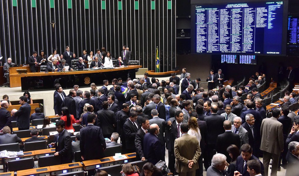 Os deputados federais por Alagoas Marx Beltrão (PMDB), JHC (PSB) e Maurício Quintella (PR) foram indicados pelos seus partidos para integrar a Comissão da Câmara que vai analisar o pedido de impeachment da presidente Dilma Rousseff (PT); no entanto, apenas Quintella deve ser confirmado como titular da comissão (Foto: Voney Malta) Os deputados federais por Alagoas Marx Beltrão (PMDB), JHC (PSB) e Maurício Quintella (PR) foram indicados pelos seus partidos para integrar a Comissão da Câmara que vai analisar o pedido de impeachment da presidente Dilma Rousseff (PT); no entanto, apenas Quintella deve ser confirmado como titular da comissão