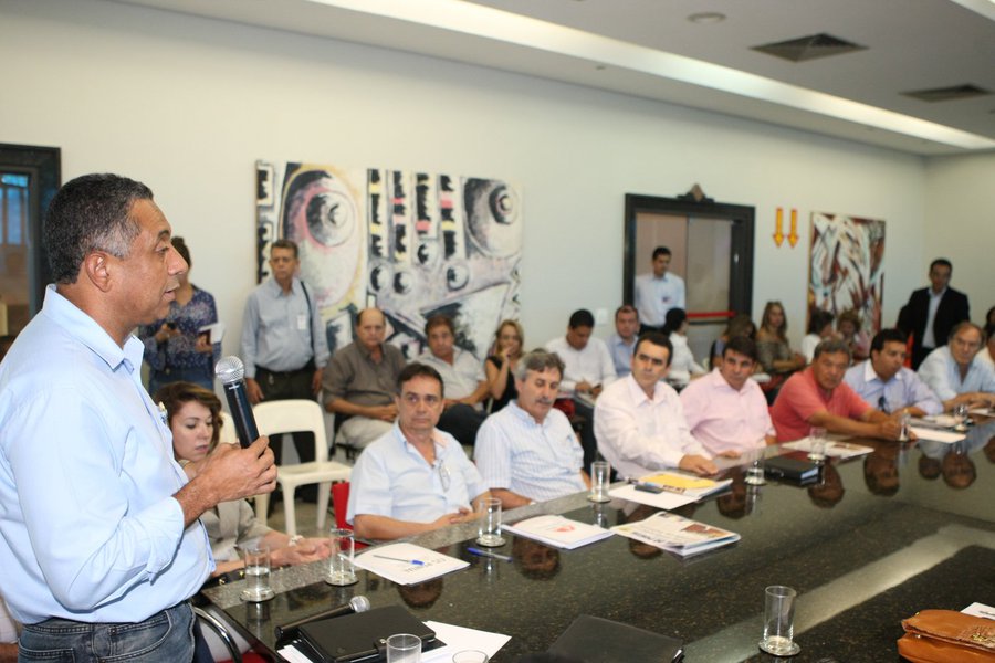 14 prefeituras de pequeno e médio porte do Triângulo Mineiro decidiram, após reunião, publicar um decreto conjunto de calamidade financeira por conta da queda de receitas e repasses importantes como o Imposto sobre Circulação de Mercadorias e Serviços (ICMS) e o Fundo de Participação dos Municípios (FPM); um manifesto com 11 itens será encaminhado ao governo de Minas Gerais e ao governo Dilma Rousseff (Foto: Voney Malta) 14 prefeituras de pequeno e médio porte do Triângulo Mineiro decidiram, após reunião, publicar um decreto conjunto de calamidade financeira por conta da queda de receitas e repasses importantes como o Imposto sobre Circulação de Mercadorias e Serviços (ICMS) e o Fundo de Participação dos Municípios (FPM); um manifesto com 11 itens será encaminhado ao governo de Minas Gerais e ao governo Dilma Rousseff