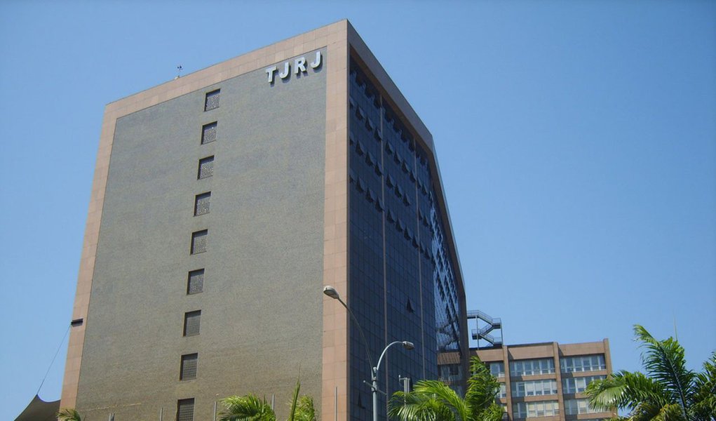 O juiz Marcelo Martins Evaristo da Silva, da Central de Assessoramento Fazendário do Tribunal de Justiça (TJRJ), determinou que o Estado crie uma conta em favor do Fundo Estadual de Saúde (FES) para que seja feito o repasse de 12% da receita arrecadada com impostos; na decisão, em caráter liminar, foi estipulado que a transferência seja feita até o décimo dia corrido de cada mês, e deverá ser cumprida já no próximo dia 10 de maio; de acordo com a decisão, foi estabelecido um prazo de 10 dias para que o Estado crie a conta em favor do FES, sob multa diária de R$ 500 em caso de descumprimento (Foto: Leonardo Lucena) O juiz Marcelo Martins Evaristo da Silva, da Central de Assessoramento Fazendário do Tribunal de Justiça (TJRJ), determinou que o Estado crie uma conta em favor do Fundo Estadual de Saúde (FES) para que seja feito o repasse de 12% da receita arrecadada com impostos; na decisão, em caráter liminar, foi estipulado que a transferência seja feita até o décimo dia corrido de cada mês, e deverá ser cumprida já no próximo dia 10 de maio; de acordo com a decisão, foi estabelecido um prazo de 10 dias para que o Estado crie a conta em favor do FES, sob multa diária de R$ 500 em caso de descumprimento