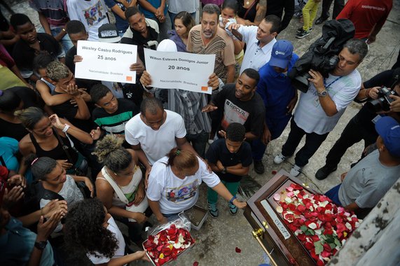 A execução de 5 jovens no Rio de Janeiro foi tão cruel e sanguinária que até o Estado Islâmico ficaria envergonhado de assumir a autoria de um atentado tão covarde. E o mais triste nessa história toda é saber que o crime foi praticado por quem deveria proteger (Foto: Nêggo Tom) A execução de 5 jovens no Rio de Janeiro foi tão cruel e sanguinária que até o Estado Islâmico ficaria envergonhado de assumir a autoria de um atentado tão covarde. E o mais triste nessa história toda é saber que o crime foi praticado por quem deveria proteger