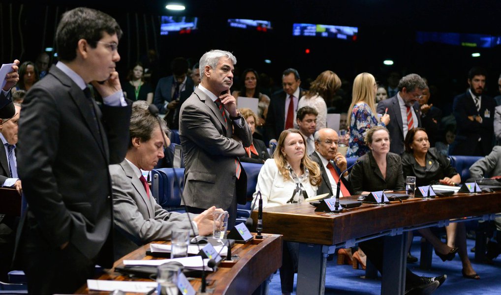 O Senado criou nesta segunda (25) a comissão especial que analisará o impeachment contra a presidente Dilma Rousseff na Casa e elegeu seus integrantes, majoritariamente favoráveis ao impedimento da chefe do Executivo; dos 21 titulares da comissão eleitos nesta segunda, apenas cinco têm voto declaradamente garantido à permanência de Dilma na Presidência; a comissão emitirá um parecer que deve ser votado pelo plenário do Senado no dia 12 de maio, ocasião em que, se assim entender a maioria simples dos senadores, a presidente pode ser afastada por até 180 dias (Foto: Valter Lima) O Senado criou nesta segunda (25) a comissão especial que analisará o impeachment contra a presidente Dilma Rousseff na Casa e elegeu seus integrantes, majoritariamente favoráveis ao impedimento da chefe do Executivo; dos 21 titulares da comissão eleitos nesta segunda, apenas cinco têm voto declaradamente garantido à permanência de Dilma na Presidência; a comissão emitirá um parecer que deve ser votado pelo plenário do Senado no dia 12 de maio, ocasião em que, se assim entender a maioria simples dos senadores, a presidente pode ser afastada por até 180 dias