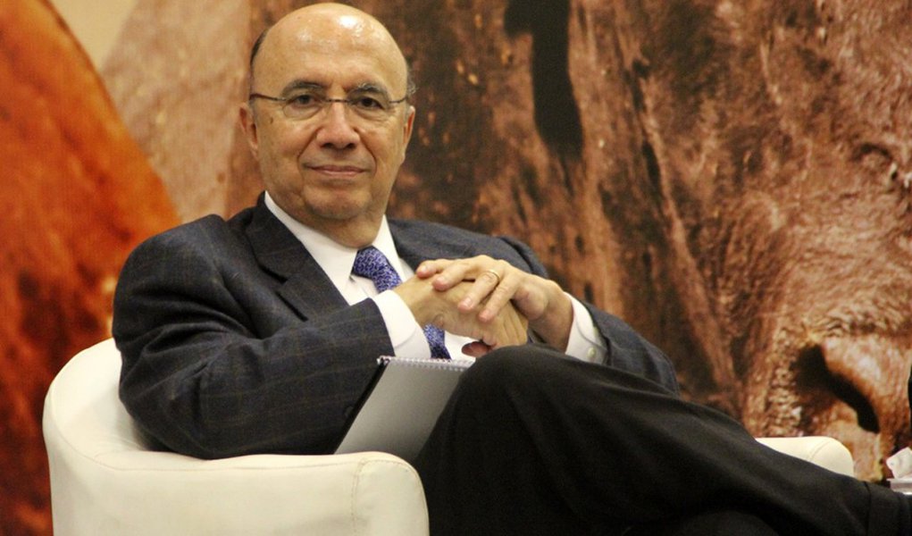 ex-presidente do Banco Central (BC) Henrique Meirelles, que poderia voltar ao governo com a nomeação do ex-presidente Lula na Casa Civil, defendeu a preservação das reservas internacionais, o ajuste fiscal e a realização de reformas, sem as quais considera que o Brasil crescerá muito pouco na próxima década; ele afirma que o País pode encerrar 2016 com uma queda de até 4% no PIB, atingindo a maior recessão da história, após o resultado negativo no ano passado, de -3,8%; “O desafio maior é porque existe de fato muita incerteza”, completou (Foto: Roberta Namour) ex-presidente do Banco Central (BC) Henrique Meirelles, que poderia voltar ao governo com a nomeação do ex-presidente Lula na Casa Civil, defendeu a preservação das reservas internacionais, o ajuste fiscal e a realização de reformas, sem as quais considera que o Brasil crescerá muito pouco na próxima década; ele afirma que o País pode encerrar 2016 com uma queda de até 4% no PIB, atingindo a maior recessão da história, após o resultado negativo no ano passado, de -3,8%; “O desafio maior é porque existe de fato muita incerteza”, completou