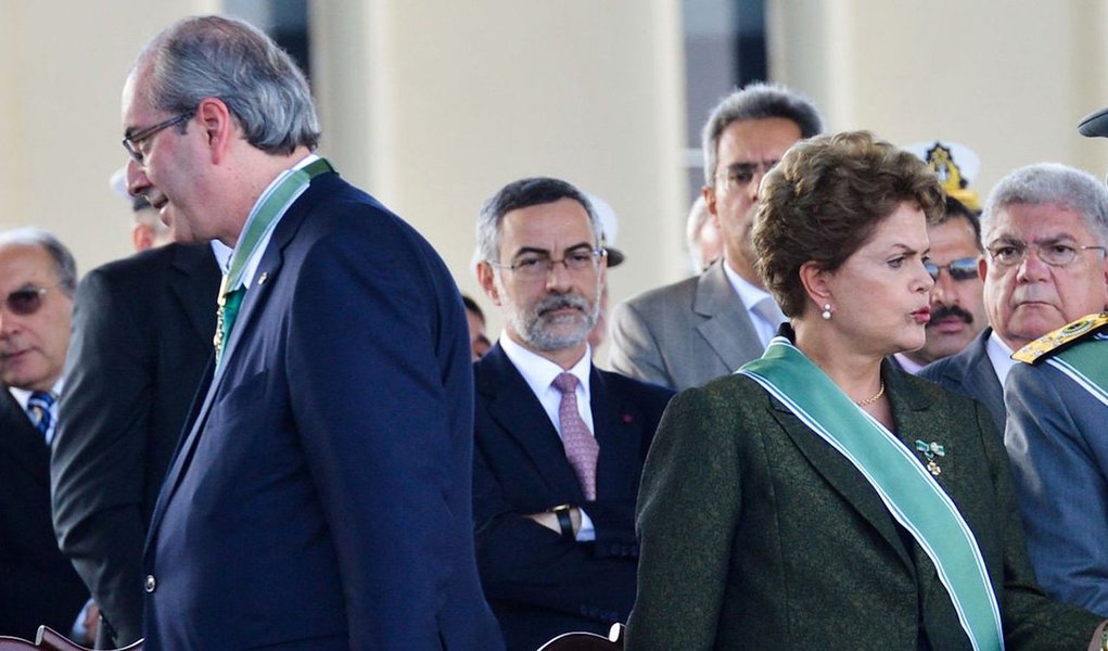 "Dilma fez as mesmas operações contábeis que FHC fez e que os governadores do PSDB ainda fazem. E o fez não para desviar dinheiro público, como Cunha fez, mas para manter programas sociais imprescindíveis ao bem-estar do povo brasileiro", afirma Marcelo Zero, em artigo no 247, sobre o argumento do impeachment movido pela oposição contra a presidente Dilma Rousseff; além da ilegitimidade, o sociólogo aponta a legalidade questionável do processo, por ter sido iniciado por Eduardo Cunha, "em claro ato de vingança política motivada por interesses torpes e corruptos"; "No fundo, trata-se de uma grande e suja pedalada imoral contra o Brasil", diz; leia íntegra (Foto: Marcelo Zero) www.brasil247.com - "Dilma fez as mesmas operações contábeis que FHC fez e que os governadores do PSDB ainda fazem. E o fez não para desviar dinheiro público, como Cunha fez, mas para manter programas sociais imprescindíveis ao bem-estar do povo brasileiro", afirma Marcelo Zero, em artigo no 247, sobre o argumento do impeachment movido pela oposição contra a presidente Dilma Rousseff; além da ilegitimidade, o sociólogo aponta a legalidade questionável do processo, por ter sido iniciado por Eduardo Cunha, "em claro ato de vingança política motivada por interesses torpes e corruptos"; "No fundo, trata-se de uma grande e suja pedalada imoral contra o Brasil", diz; leia íntegra