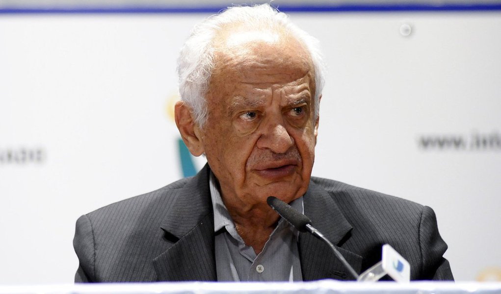 Nome histórico do PMDB, o ex-senador gaúcho Pedro Simon diz estar "chocado" com a movimentação do vice Michel Temer para formar um governo antes do impeachment da presidente Dilma Rousseff; "Isso que o Temer que está fazendo, de já querer organizar o governo, soa mal. Tinha que ser mais sigiloso, sem estar no jornal. Não é simpático. Ele está meio isolado. Está vendo que do outro lado vai ser uma guerra, vão fazer o que puder para desgastar. Fico chocado quando vejo o coitado do Temer falando com A, B ou com C, acho que não era por aí", afirma (Foto: Valter Lima) Nome histórico do PMDB, o ex-senador gaúcho Pedro Simon diz estar "chocado" com a movimentação do vice Michel Temer para formar um governo antes do impeachment da presidente Dilma Rousseff; "Isso que o Temer que está fazendo, de já querer organizar o governo, soa mal. Tinha que ser mais sigiloso, sem estar no jornal. Não é simpático. Ele está meio isolado. Está vendo que do outro lado vai ser uma guerra, vão fazer o que puder para desgastar. Fico chocado quando vejo o coitado do Temer falando com A, B ou com C, acho que não era por aí", afirma