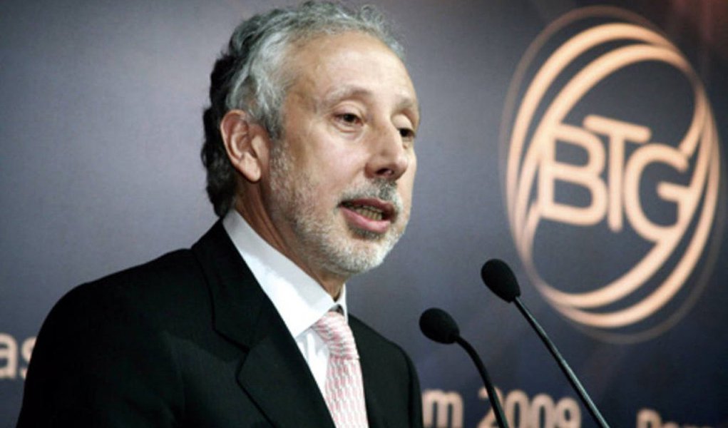 Substituto de André Esteves, que foi preso ontem na Lava Jato, ex-presidente do Banco Central tenta tranquilizar os clientes da instituição; ele assumiu evento do BTG no Rio de Janeiro que já estava agendado antes da operação da PF; sobre a prisão de Esteves, afirmou que confia na Justiça e espera que a situação seja resolvida o mais rápido possível; disse ainda que a Lava Jato é importante para o país (Foto: Roberta Namour) Substituto de André Esteves, que foi preso ontem na Lava Jato, ex-presidente do Banco Central tenta tranquilizar os clientes da instituição; ele assumiu evento do BTG no Rio de Janeiro que já estava agendado antes da operação da PF; sobre a prisão de Esteves, afirmou que confia na Justiça e espera que a situação seja resolvida o mais rápido possível; disse ainda que a Lava Jato é importante para o país